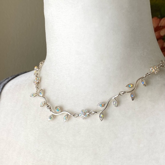 Jewelry - Vintage Silver Floral Vine Necklace